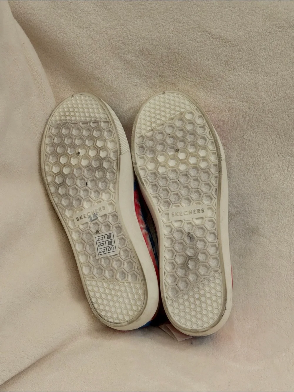 NWT Women’s Red & Bed Skechers Tie-Dye Slip-On Sneakers
